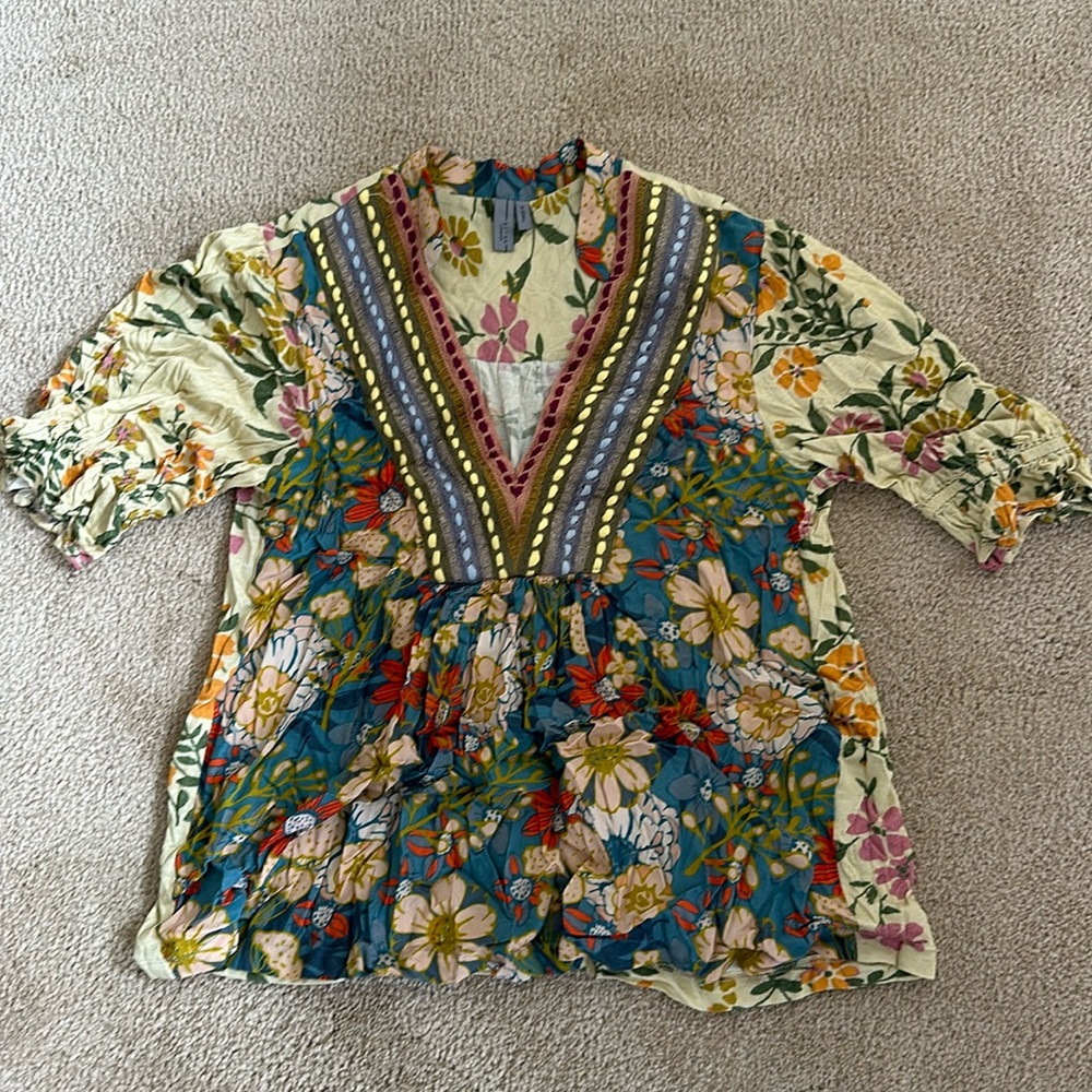 Viscose
V-neck
Pullover styling
Machine wash

Standard: 25.25"L